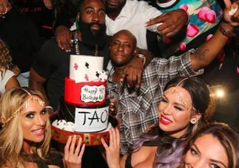 Noile metode de ”agățat” ale fetelor. Vedete sunt ”vânate” pe Internet / VIDEO