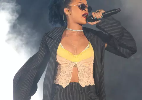 Cine va cânta în deschiderea concertului Rihannei de la București?