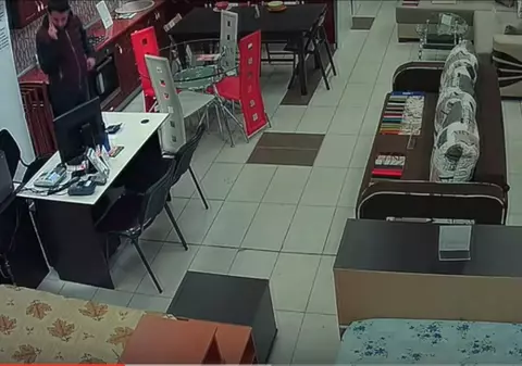 INCREDIBIL! Cât tupeu! Au furat cu vânzătoarea lângă ei! VIDEO