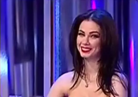 Ce bine-i stă Iulianei Luciu cu copilul în mână