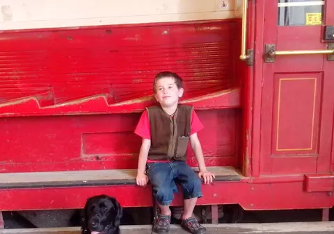 Imagini emoționante! Un cățel a refuzat să-și părăsească stăpânul, un copil autist, chiar și în spital!