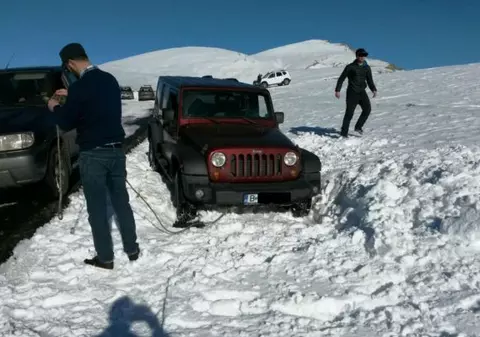 Fiţe de bucureşteni! Au urcat cu maşina în vârf de munte şi au rămas blocaţi