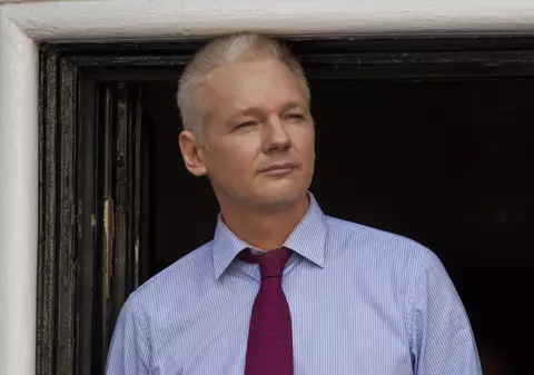Fondatorul WikiLeaks este dispus să se predea mâine, însă cu o singură dorință
