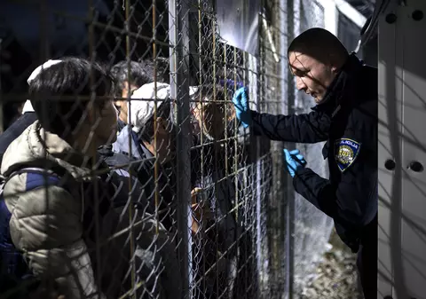 Situație dramatică la granița greco-macedoneană! Poliția elenă a început să-i evacueze pe imigranți: „Nu vrem mâncare, doar deschideți granițele”