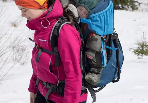 Studentă la două facultăţi şi mamă singură, acum se luptă pentru viaţă