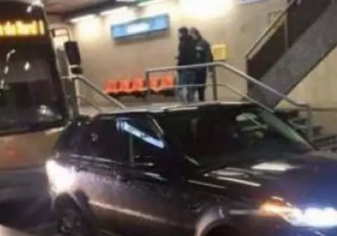 A ajuns cu maşina pe şina de la metrou și a dat vina pe...GPS / VIDEO