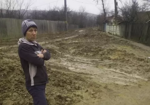 ”Sinistrați” în propriile gospodării din cauza nămolului de pe străzi