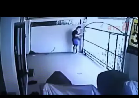 Aveți grijă pe unde călcați! Un bărbat este surprins de un șarpe furios | VIDEO