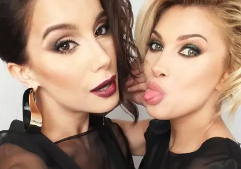 Lora și prietena ei, Oana, ȚINUTE DE INFARCT la un eveniment monden. Ce au văzut invitații | FOTO