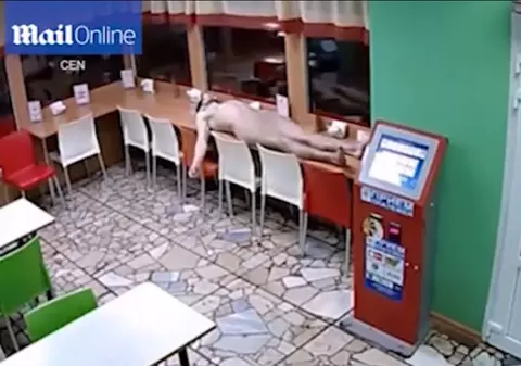 A dat buzna în pielea goală într-o cafenea|VIDEO