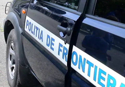 Un polițist de frontieră a fost prins când lua 7.000 de euro mită