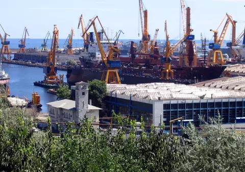 Poluare! Aproximativ 300 de litri de păcură au ajuns în apă în Portul Constanţa!