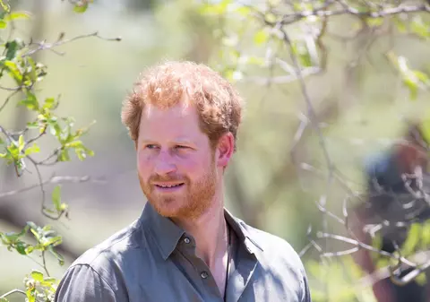 Prințul Harry are o iubită cu 9 ani mai tânăra! Regina o să ia foc când o să vadă pozele cu ea!