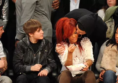 Muzica i-a adus din nou împreună! Rihanna, surprinsă în timp ce se sărută cu un fost iubit!