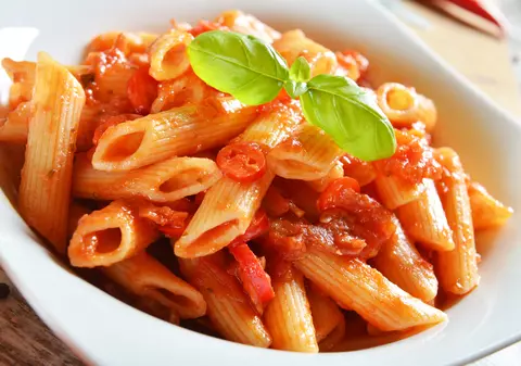 Libertatea te ajută să găteşti ieftin şi bun. Penne cu sos de roşii de doar 6,7 lei