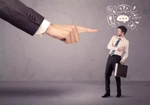 Ai fost concediat sau bănuieşti că asta urmează? Află direct de la specialist ce ai de făcut când „datul afară” te pândeşte
