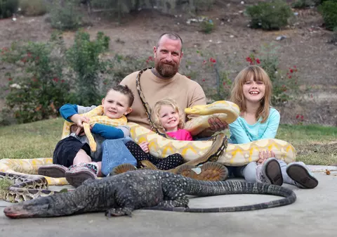 Care hamster, pisică sau bichon? Trei copii din California cresc împreună cu un piton de 6 metri