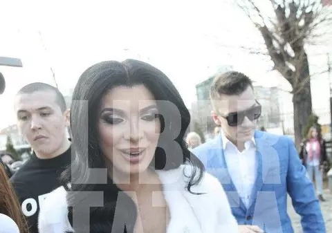 Ce decolteu amețitor a avut Andreea Tonciu la Starea Civilă. Totuși, alt detaliu a captat atenția | FOTO