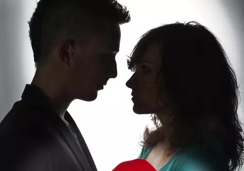 Tradiție de 29 februarie: tinerele își cer iubiții în căsătorie. Ce sunt obligații să facă bărbații dacă refuză