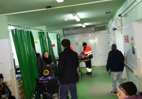 Un drogat a făcut praf un aparat de mii de euro în timp ce medicii încercau să îl salveze! VIDEO