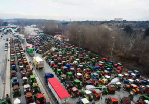 Frontieră din apropierea României, blocată de șase zile. Crucea Roșie distribuie ajutoare celor blocați în trafic