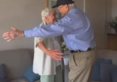 S-au iubit nebunește în tinerețe, dar războiul i-a despărțit! S-au revăzut după 70 de ani și își retrăiesc povestea de iubire!