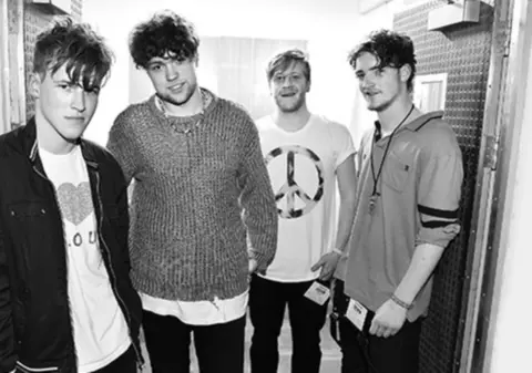 TRAGEDIE în lumea muzicii. Toți cei patru artiști ai trupei britanice Viola Beach AU MURIT într-un accident de mașină