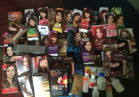 Vopseaua de păr ne poate îmbolnăvi grav! Aproape 70% dintre produsele pentru colorarea podoabei capilare trebuie retrase urgent de la comercializare