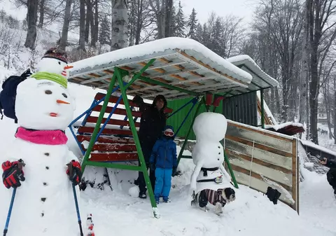 Mii de turiști la Festivalul Oamenilor de Zăpadă din Straja