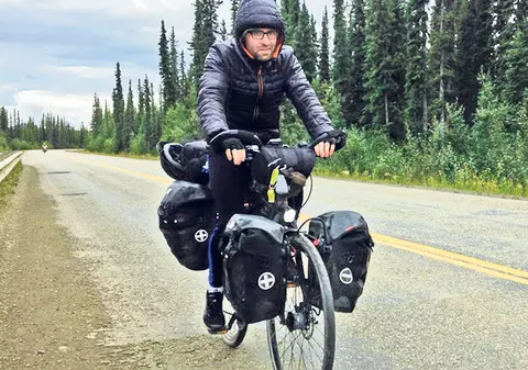 Exclusiv. Un român de 27 ani traversează Americile pe bicicletă