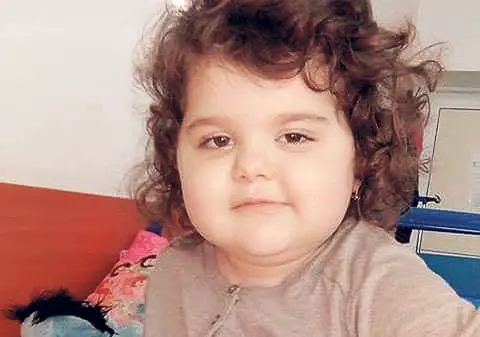 «E singurul meu copil, e sufletul meu! Ajutaţi-mă!» | Tratată timp de câteva luni de o banală urticarie, Măriuca a fost diagnosticată tardiv cu neuroblastom