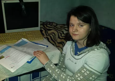 Au ajuns să trăiască din mila vecinilor după ce au fost alungate de acasă! Povestea emoţionantă a unei fetiţe care vrea să devină jurnalist! GALERIE FOTO