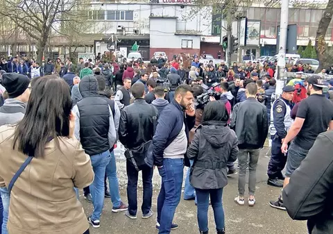 Protest pe trecerea de pietoni! Studenţii din campusul universitar Regie şi-au spus nemulţumirea într-un mod inedit, la o ţigară, faţă de Legea antifumat