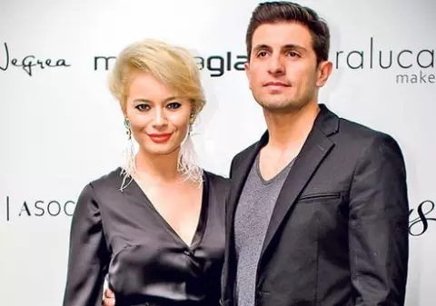 Nu îi vezi prea des în ipostaza asta! Laura Cosoi şi soţul ei au ajuns în trenul regal!