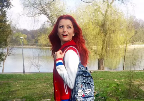 Elena Gheorghe, schimbare îndrăzneaţă de look! Cântăreaţa şi-a tuns bretonul!