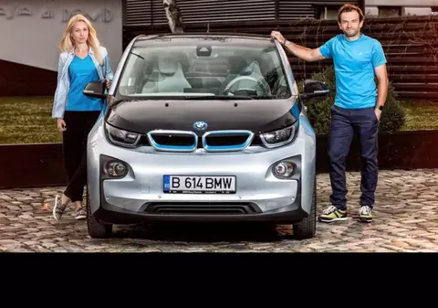 Mergea a primit o bijuterie pe roți. Soția îi face marcaj peste tot