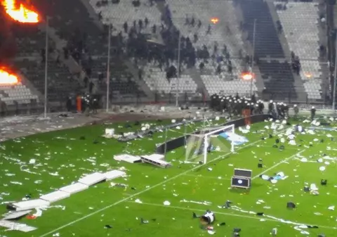 Război în Grecia: meciul PAOK - Olympiacos a fost abandonat. ^Fanii au intrat pe teren! Antrenorul oaspeților a fost lovit / VIDEO