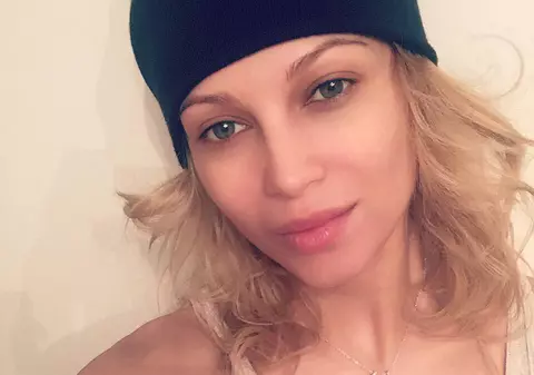 Lora, aproape goală pe net. Fanii au criticat-o după ce s-a pozat aşa