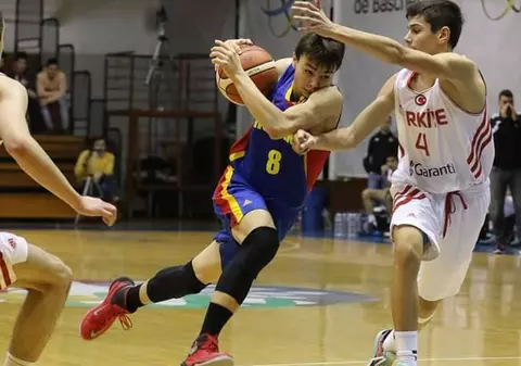 Baschetbalistul care nu aruncă la coş cartea! Andrei Arion are 15 ani și e unul dintre cei mai de perspectivă juniori de la Steaua CSM EximBank şi de la naţionala U16 / FOTO&VIDEO