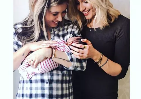 Surpriză de proporţii după ce a născut! Cine va fi naşa fetiţei lui Sore!