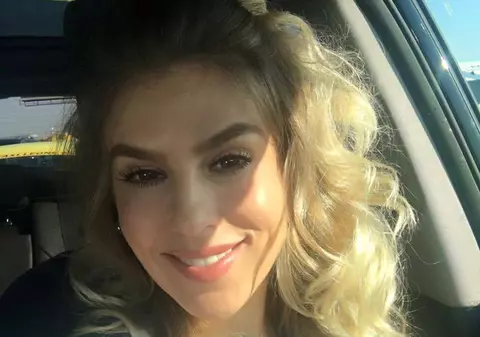 Despărţirea de iubit îi prieşte! Corina  s-a pozat goală în pat!