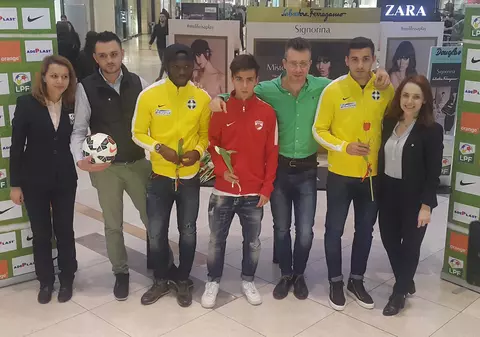 De Mărțișor, înainte de Derby de România de joi, din Cupă, lecție de fair-play între Steaua și Dinamo! Toată Liga I a sărbătorit Ziua Femeii! / FOTO&VIDEO