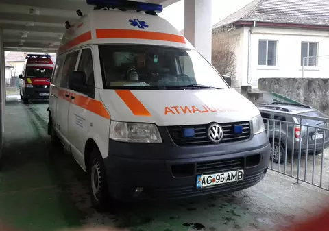Elevi intoxicați la Dragoslavele! Duşi la spital după ce au băut laptele la şcoală