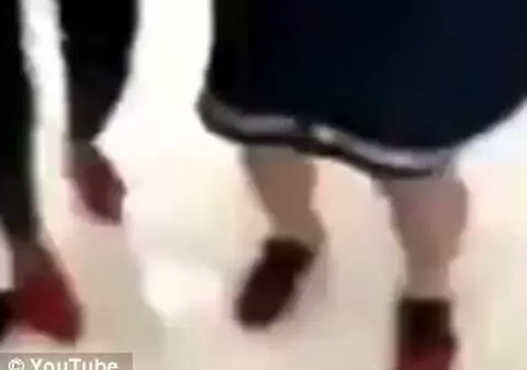 Un grup de atacatori au rupt hainele de pe o femeie, ca pedeapsă pentru adulter|VIDEO