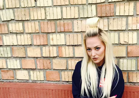 Apariţie controversată a Deliei pe Facebook: “Mănâncă-mă!”