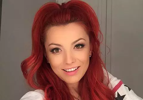 A încins imaginaţia bărbaţilor cu fotografia asta! Ce a primit Elena Gheorghe la micul dejun!