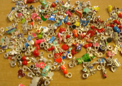 Aproximativ trei kilograme de bijuterii nedeclarate şi o tonă de motorină descoperite de poliţiştii de frontieră! Cum a încercat să scape românul! GALERIE FOTO