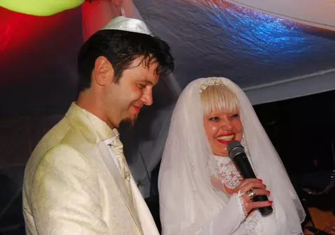 Soţul Israelei a avut din nou probleme! Scos cu forţa dintr-o cârciumă! “A venit poliţia lângă el”