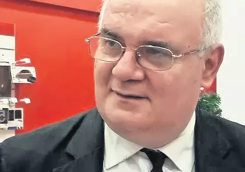 Profesorul i-a crăpat capul fostei sale studente cu un video