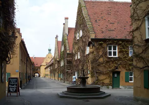 În ce oraș se poate sta cu 1 dolar chirie pe an și care sunt condițiile